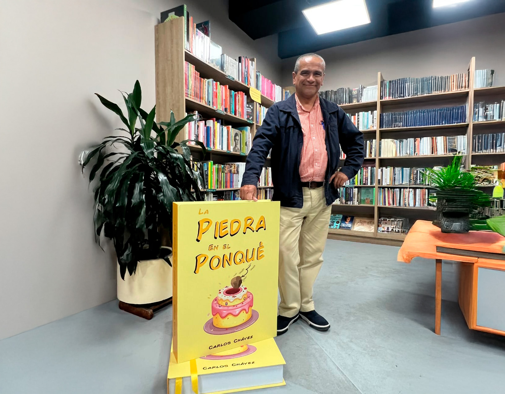 Carlos Chavez con su libro la piedra en el ponqué